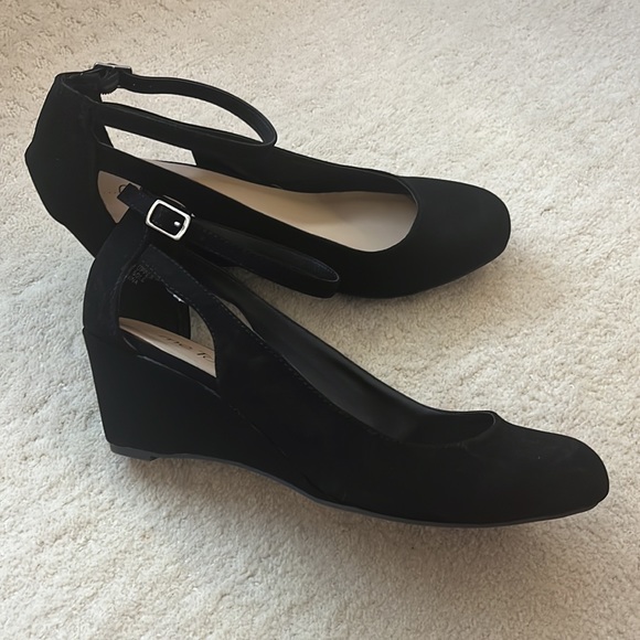 SOLD - NWT Black Me Too Wedge Strap Heels Size 11W **DO NOT BUY** - Picture 3 of 7